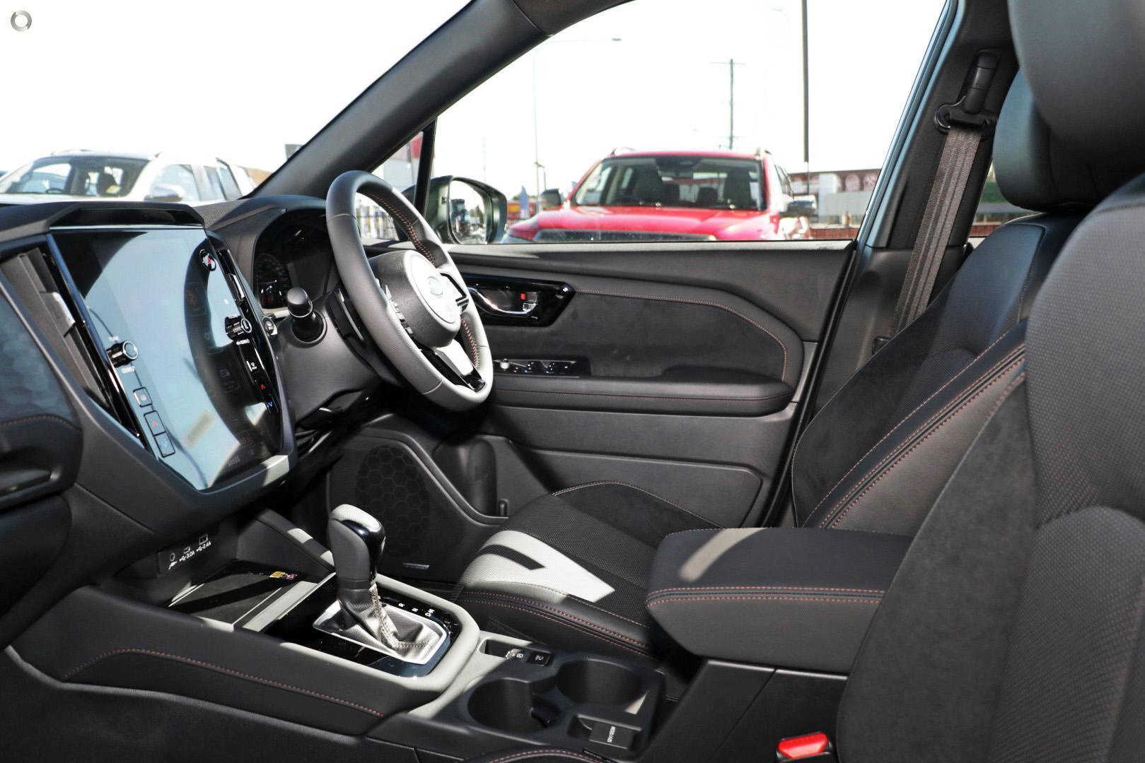 2025 Subaru Forester Hybrid Touring — photo 8