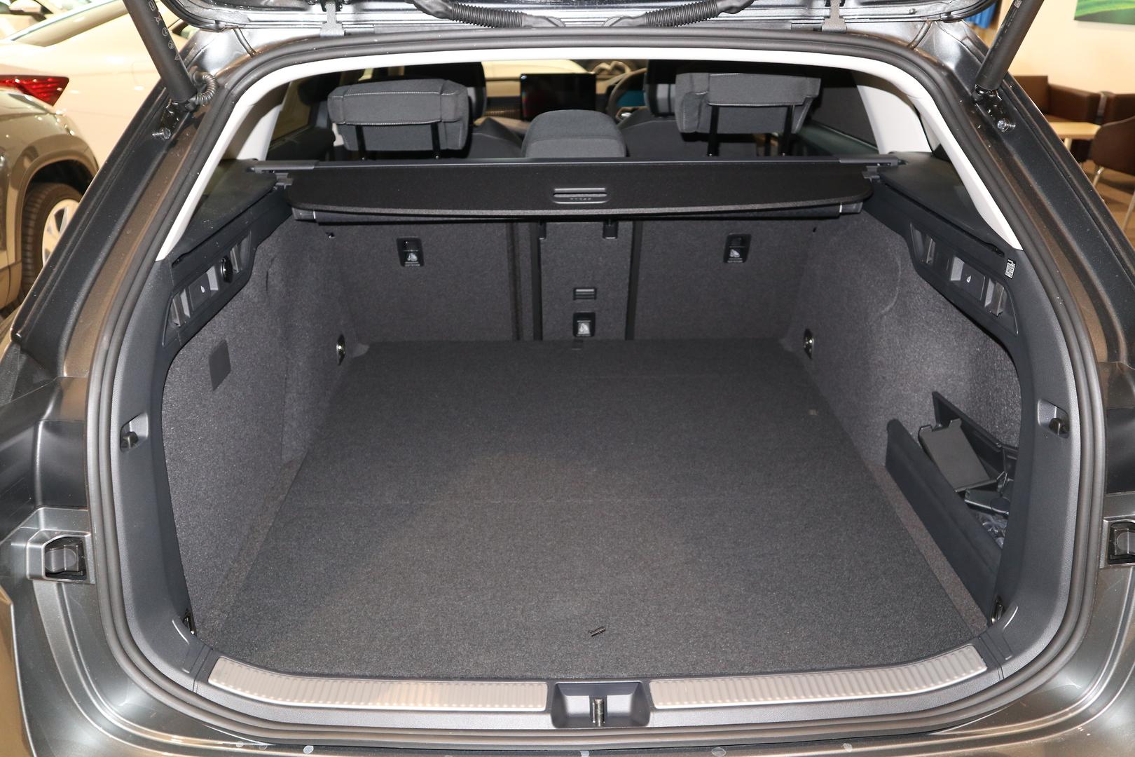 2026 SKODA Superb Select PHEV — photo 5