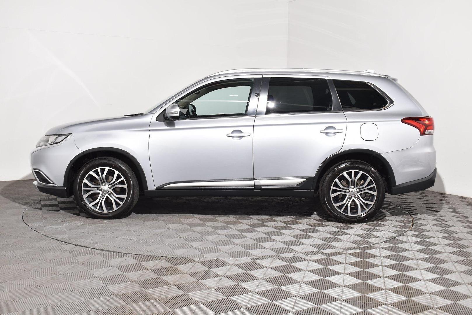 2017 Mitsubishi Outlander LS Safety Pack — photo 10