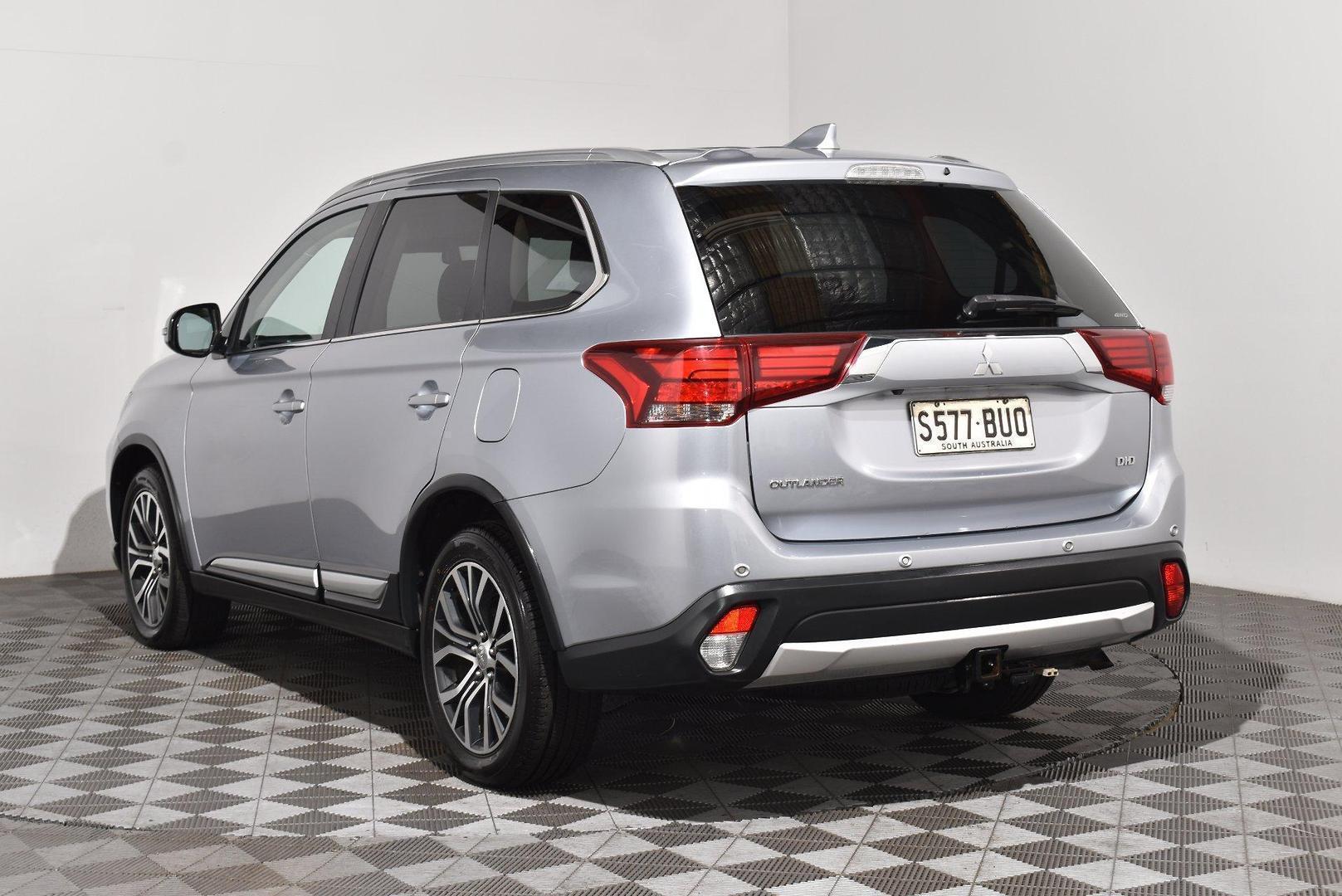 2017 Mitsubishi Outlander LS Safety Pack — photo 2