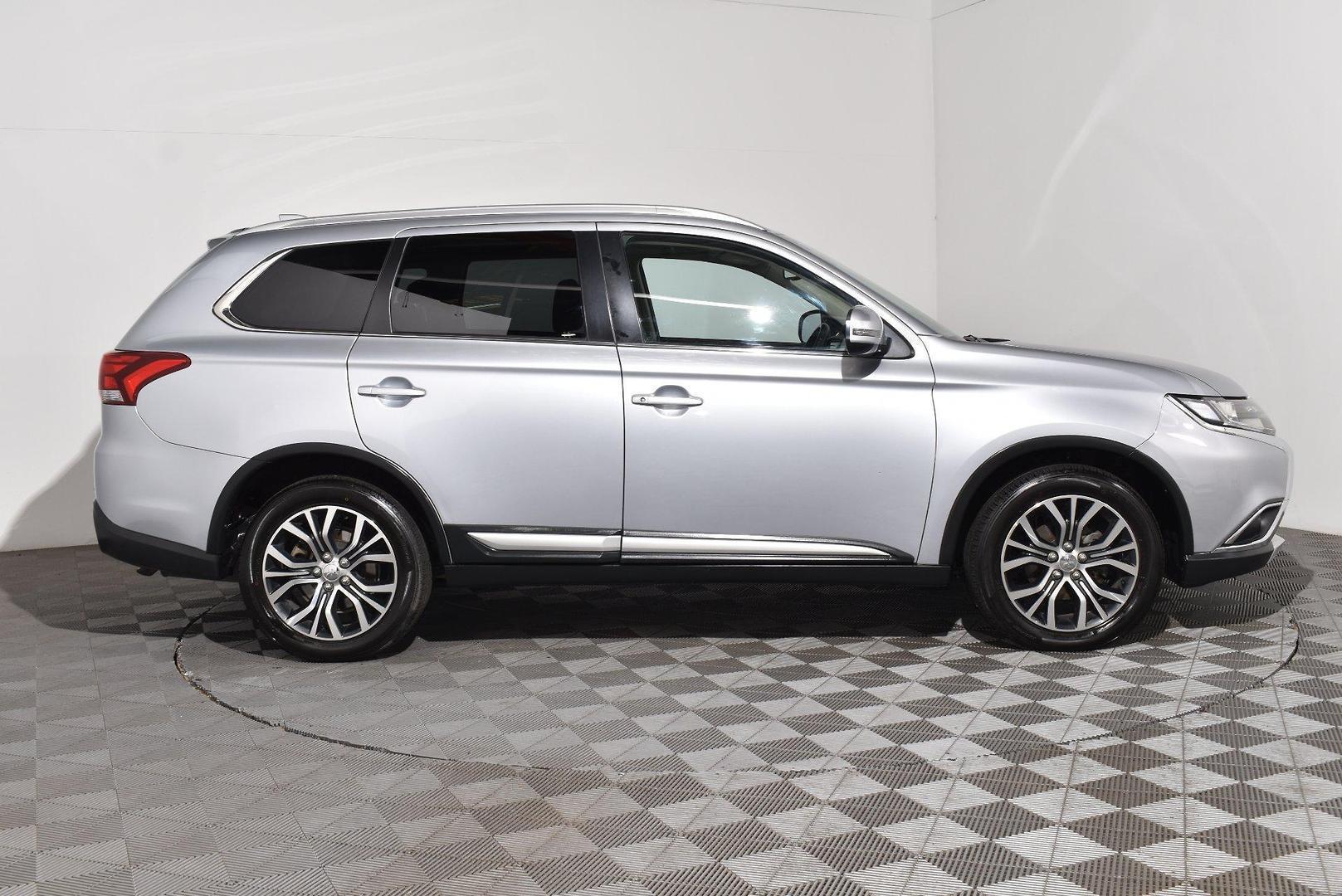 2017 Mitsubishi Outlander LS Safety Pack — photo 9