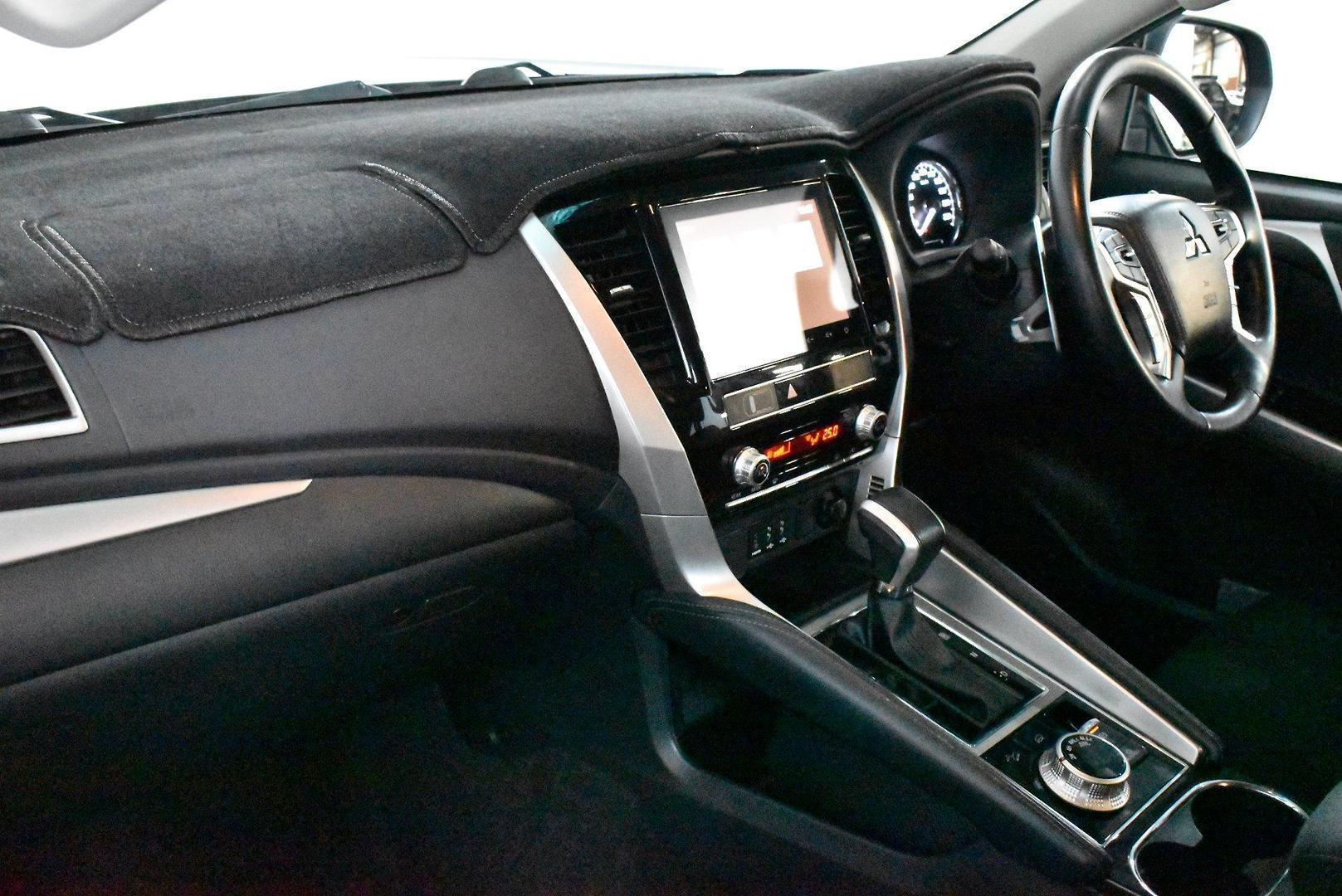 2020 Mitsubishi Pajero Sport GLX — photo 6