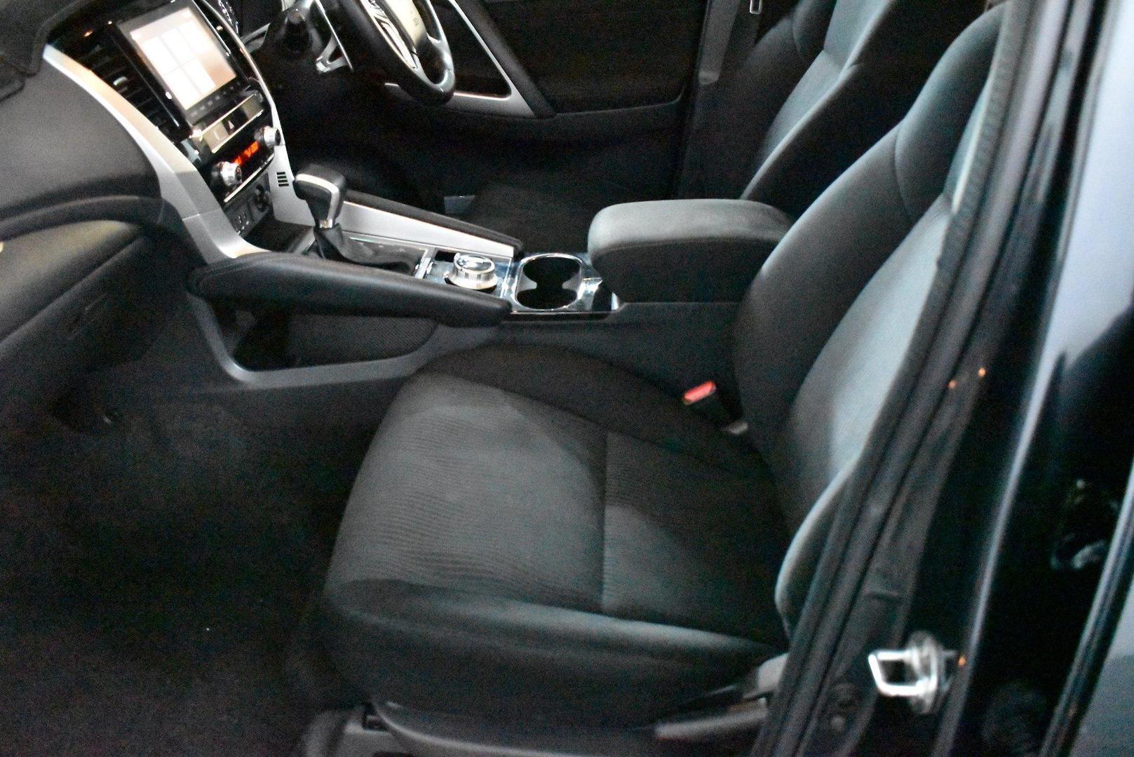 2020 Mitsubishi Pajero Sport GLX — photo 8