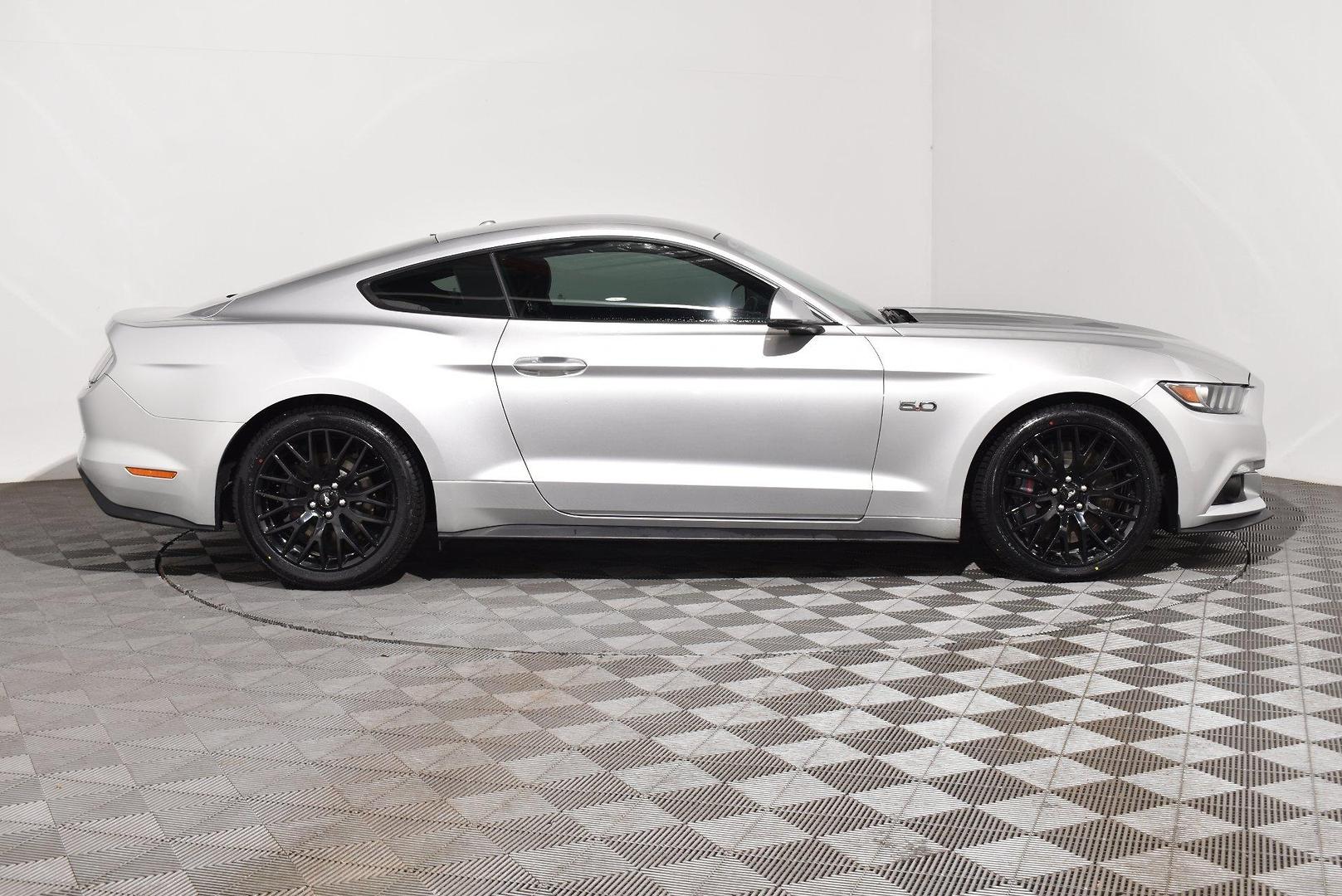 2017 Ford Mustang GT — photo 10