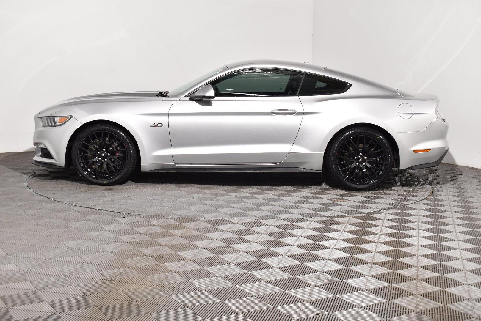 2017 Ford Mustang GT — photo 11
