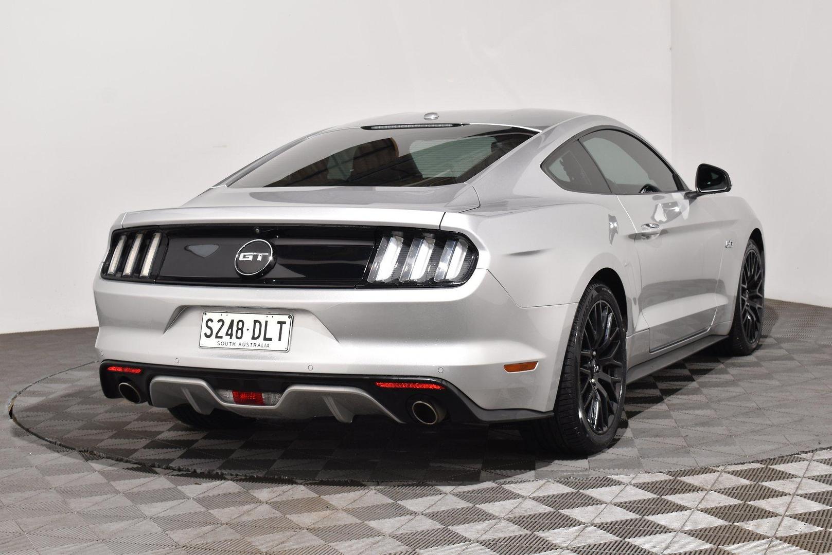 2017 Ford Mustang GT — photo 14
