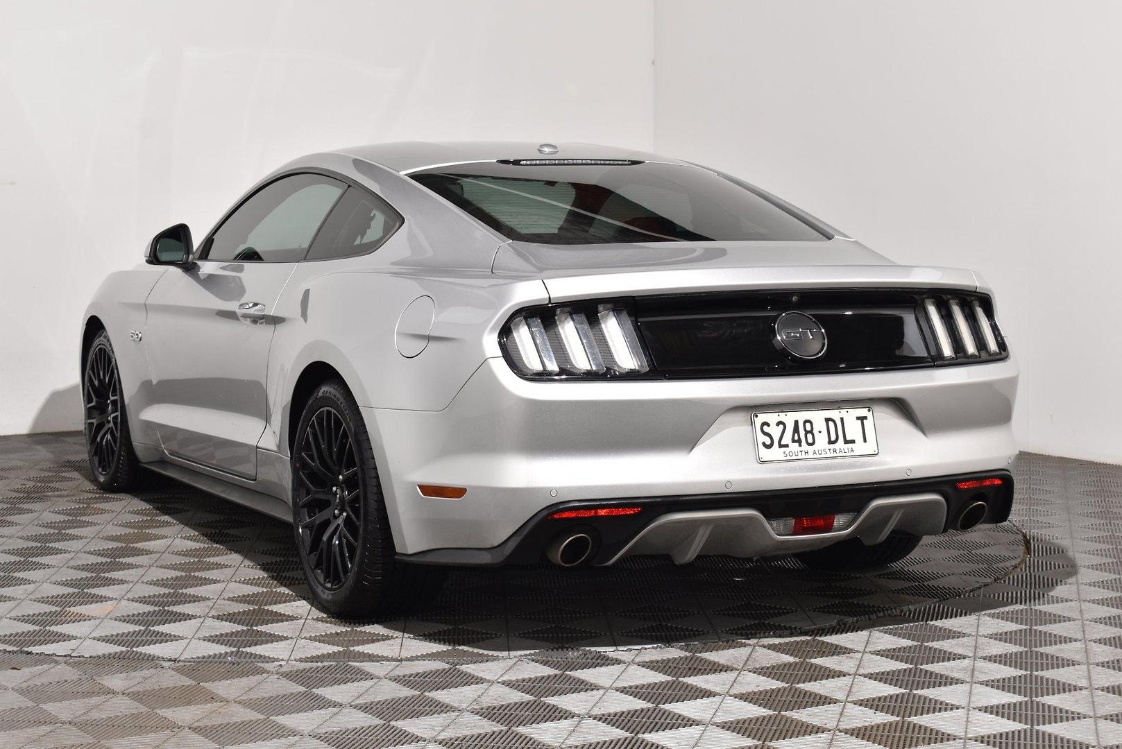 2017 Ford Mustang GT — photo 2