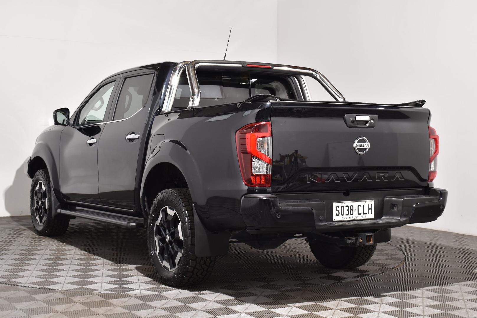 2021 Nissan Navara STX — photo 2