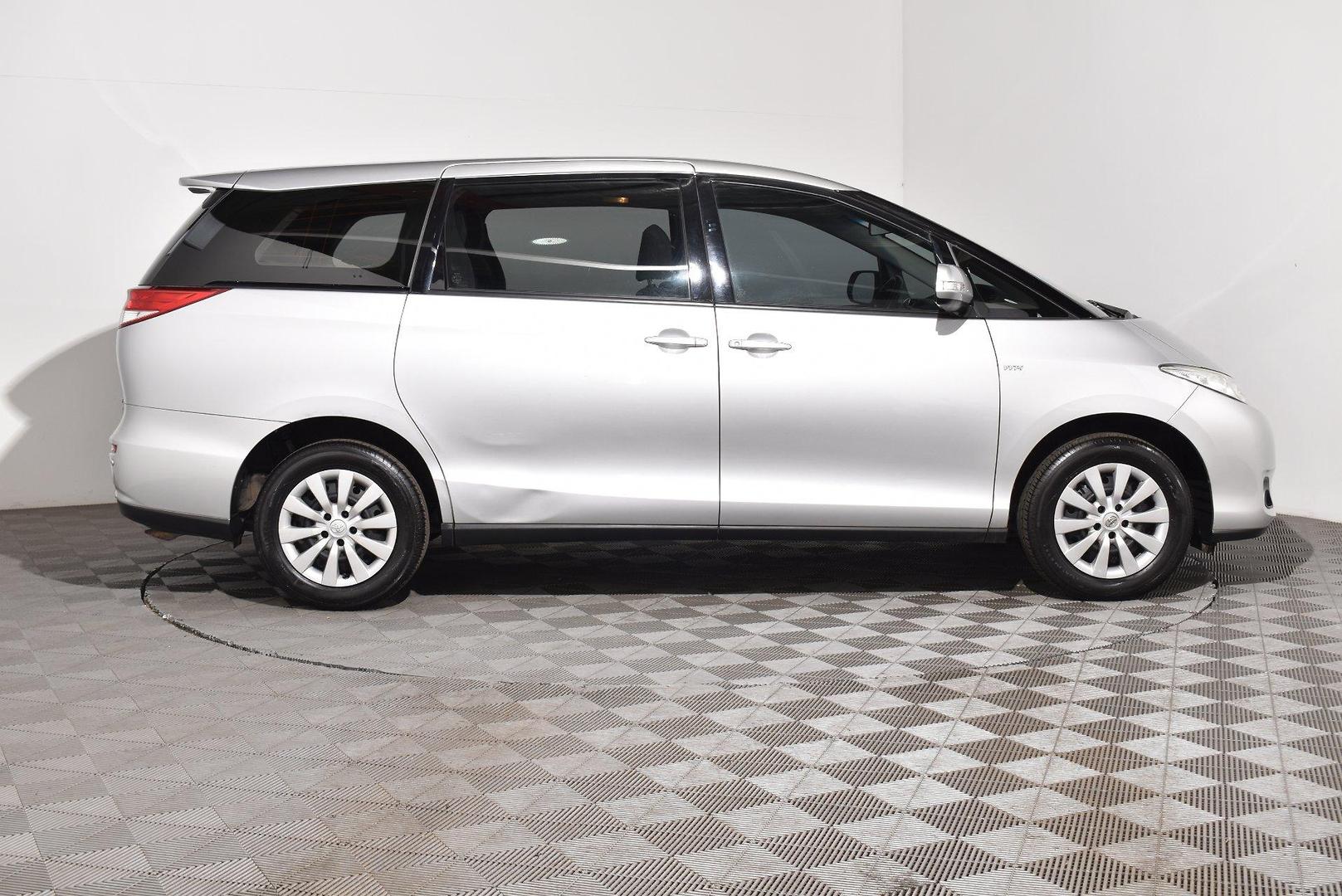 2015 Toyota Tarago GLi — photo 10