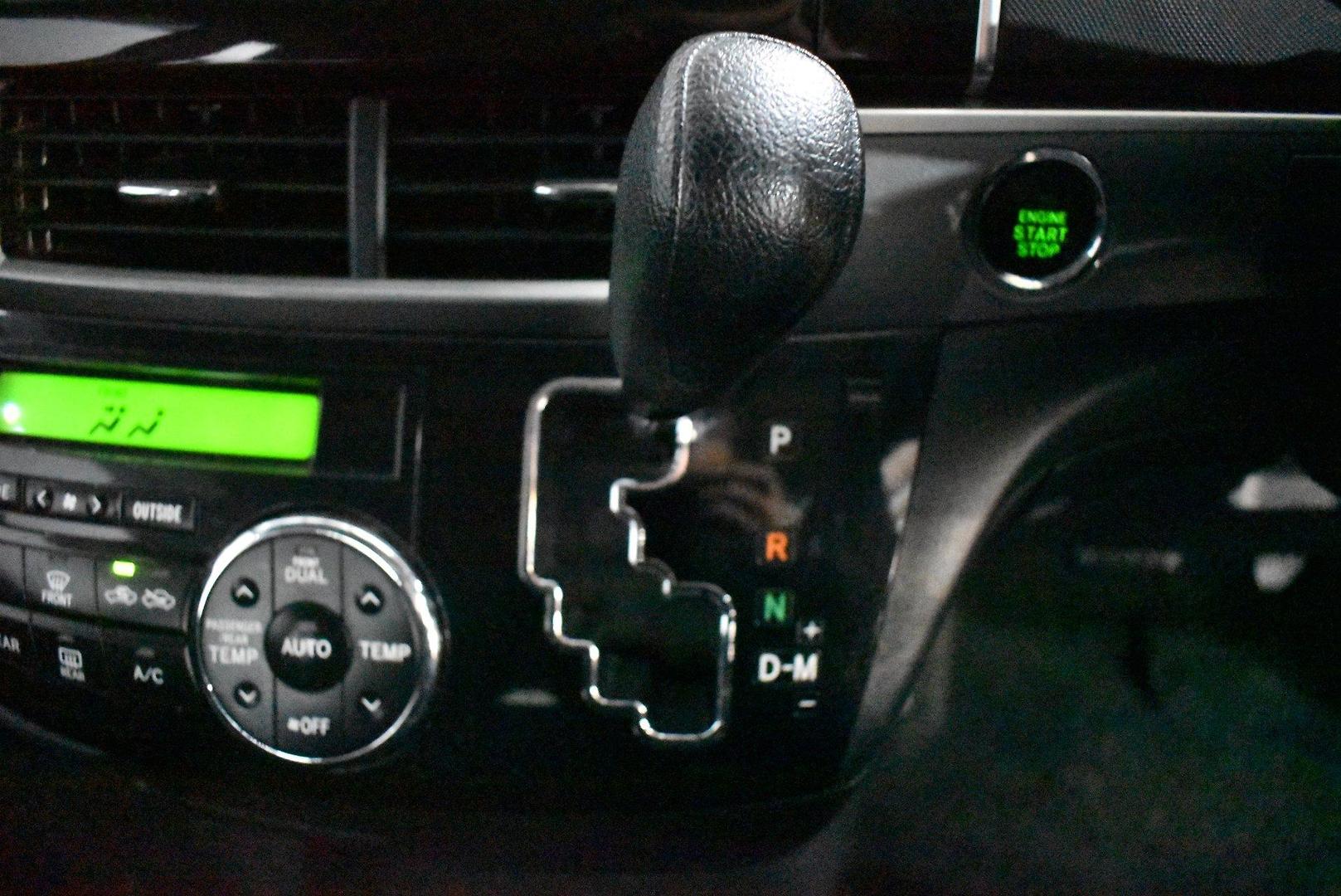 2015 Toyota Tarago GLi — photo 19