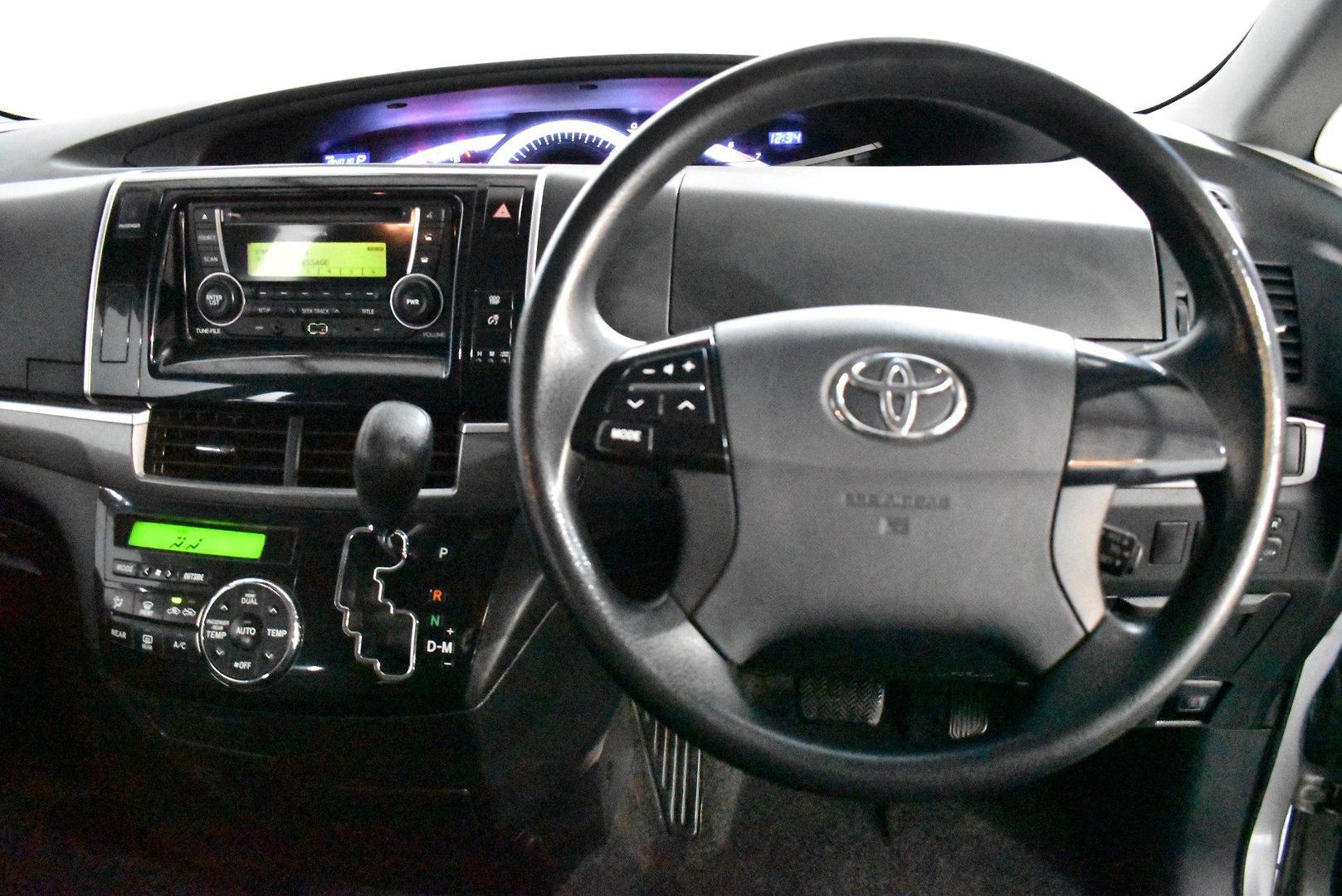 2015 Toyota Tarago GLi — photo 5