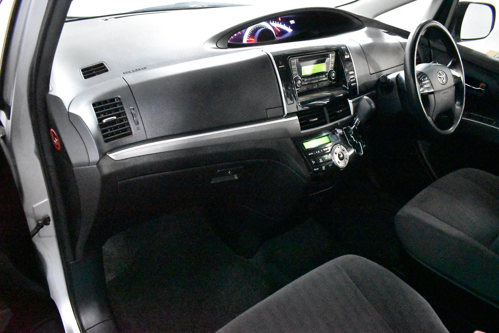 2015 Toyota Tarago GLi — photo 6