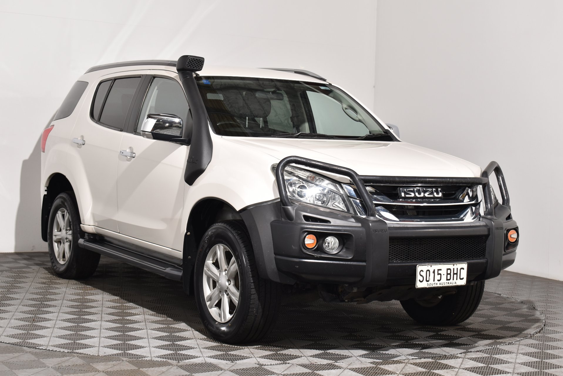 2015 Isuzu MU-X LST — photo 1