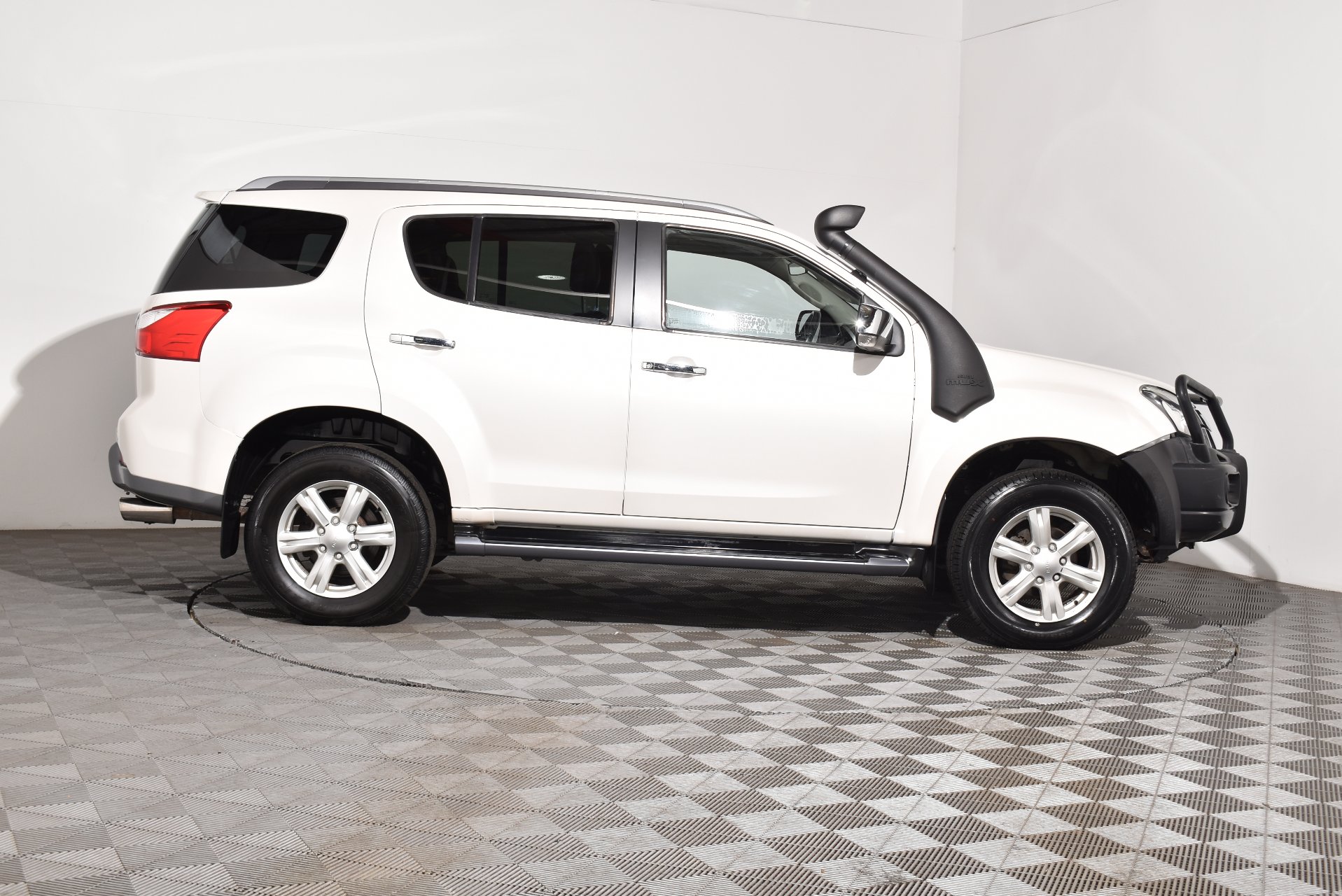 2015 Isuzu MU-X LST — photo 10
