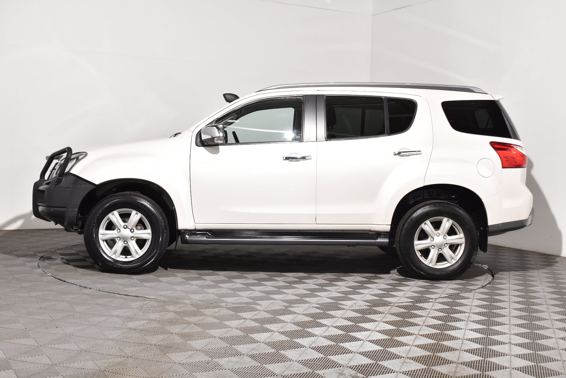 2015 Isuzu MU-X LST — photo 11