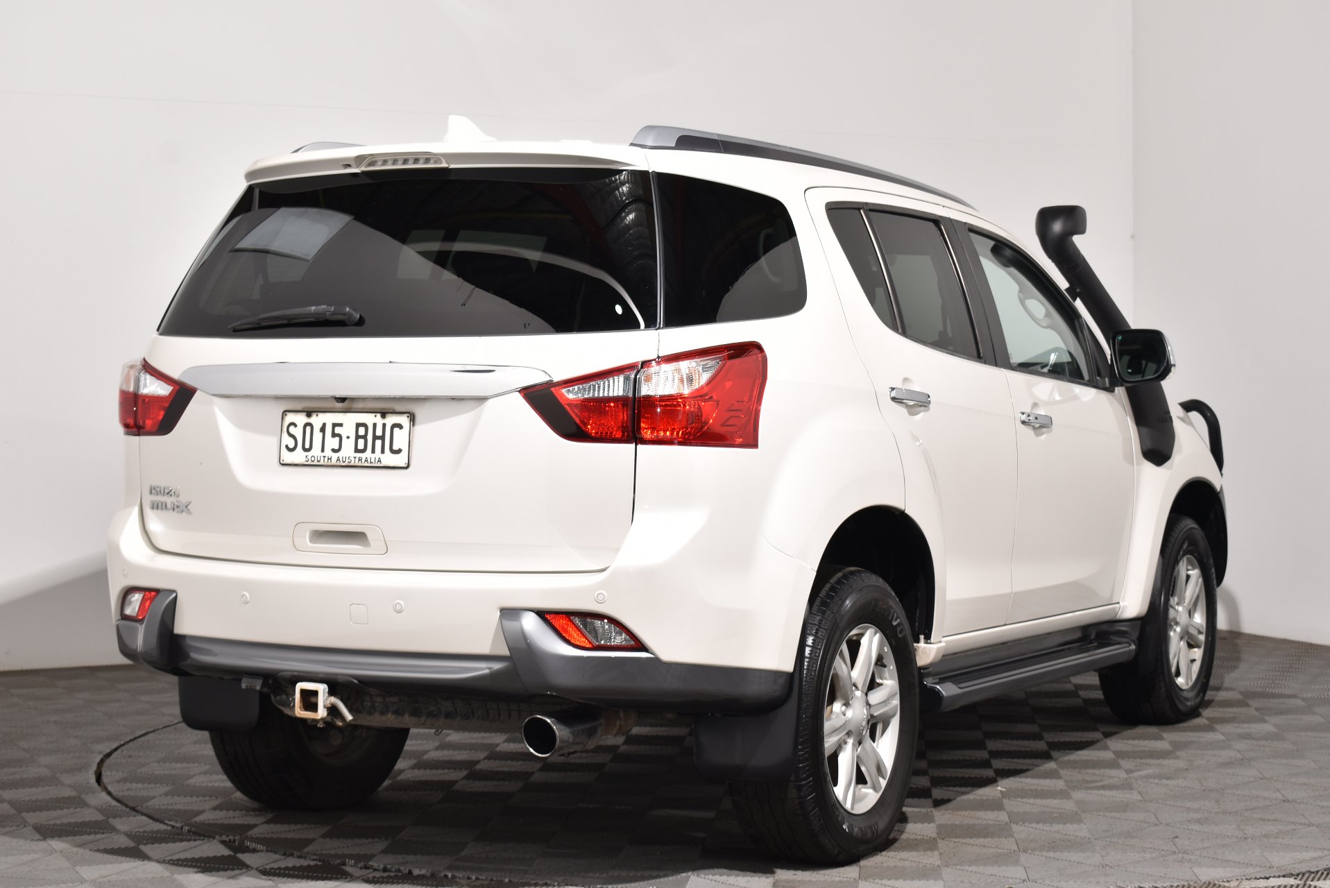 2015 Isuzu MU-X LST — photo 13