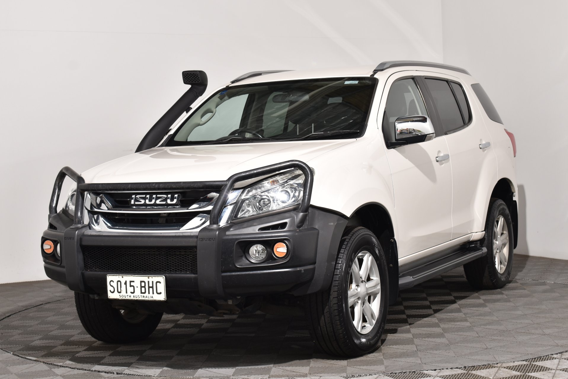 2015 Isuzu MU-X LST — photo 14