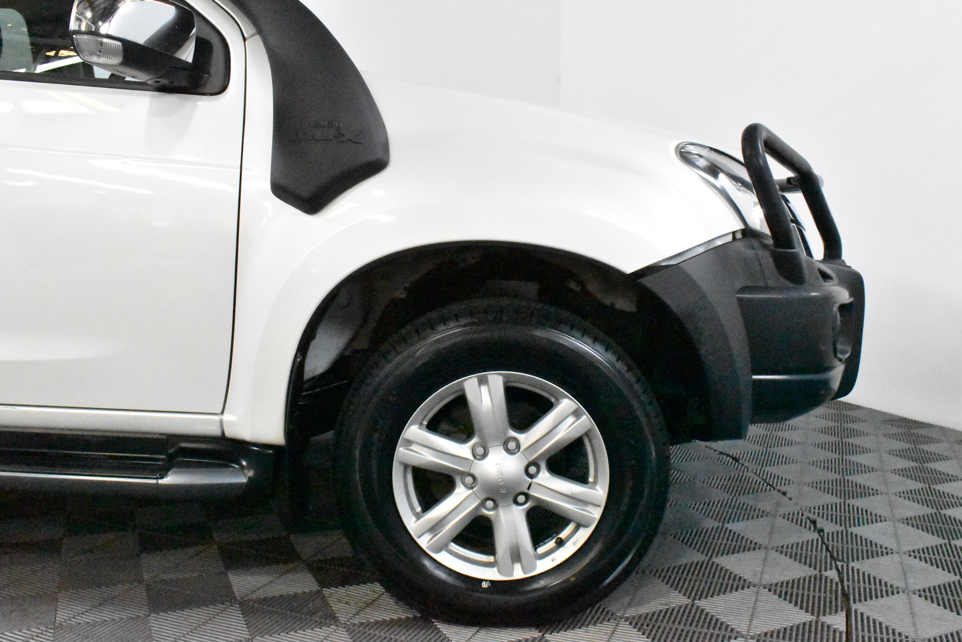 2015 Isuzu MU-X LST — photo 18