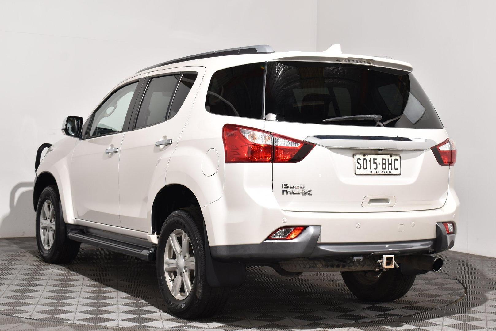 2015 Isuzu MU-X LST — photo 2