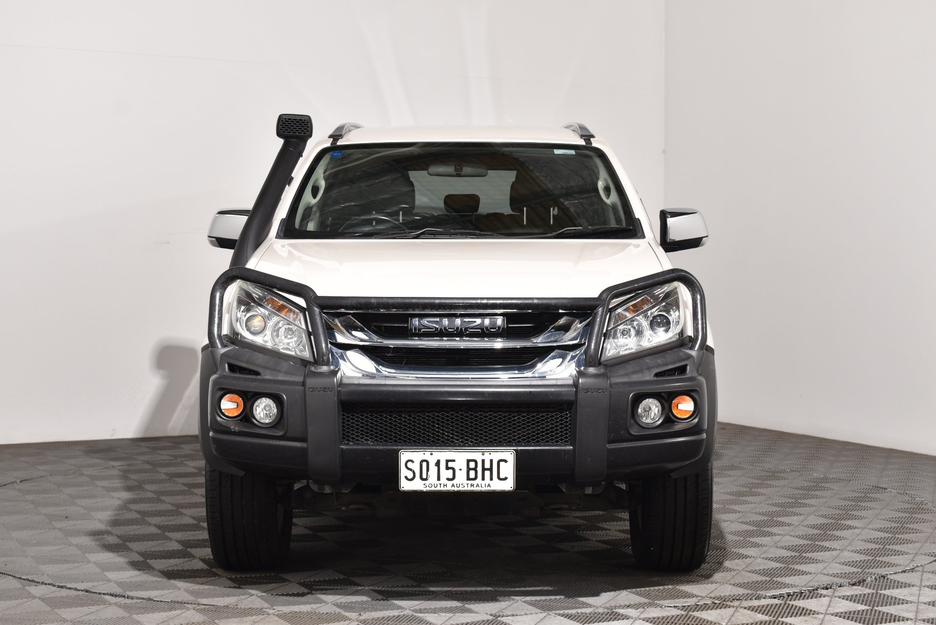 2015 Isuzu MU-X LST — photo 3