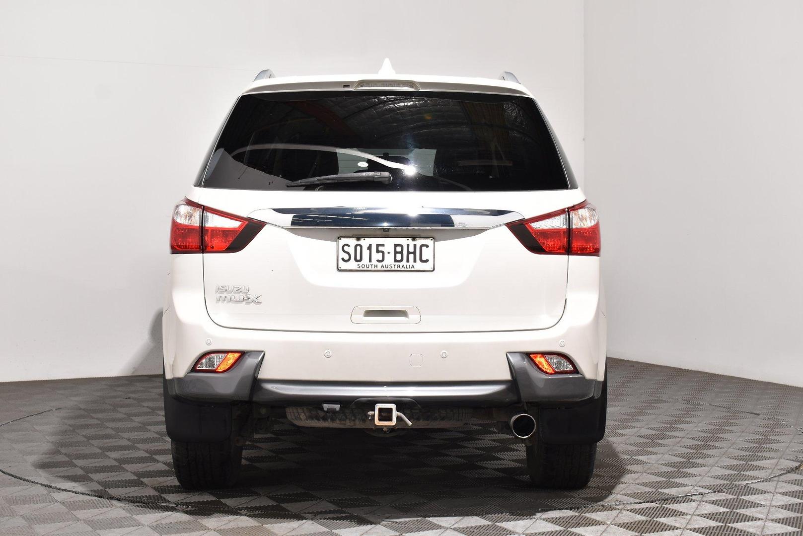 2015 Isuzu MU-X LST — photo 4
