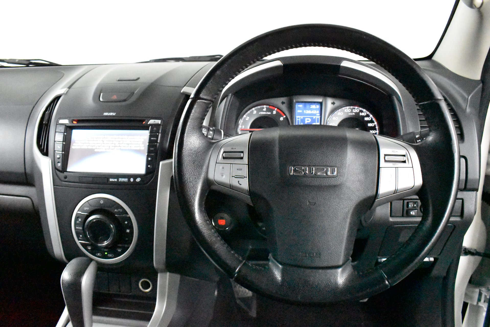 2015 Isuzu MU-X LST — photo 5