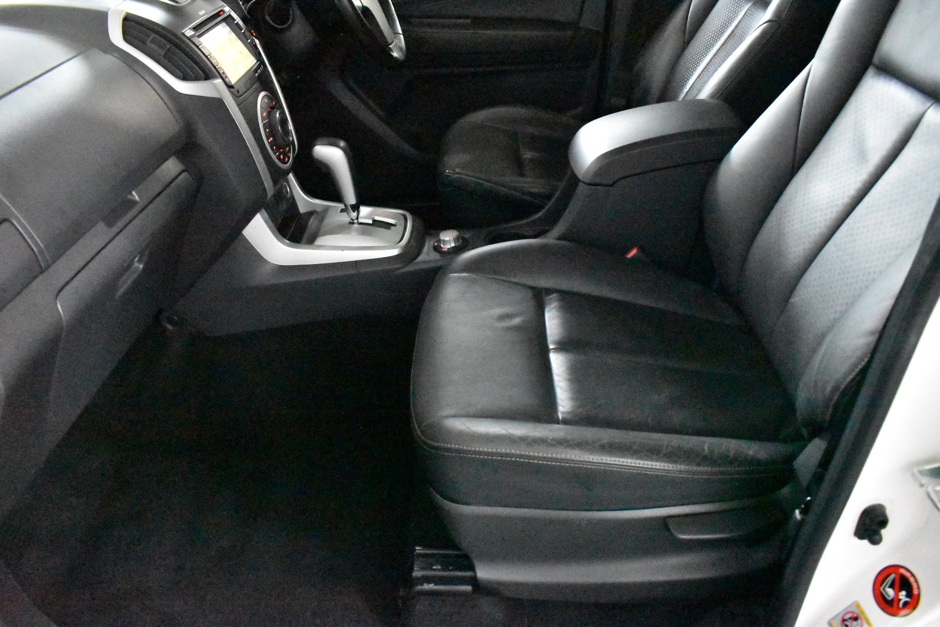 2015 Isuzu MU-X LST — photo 7
