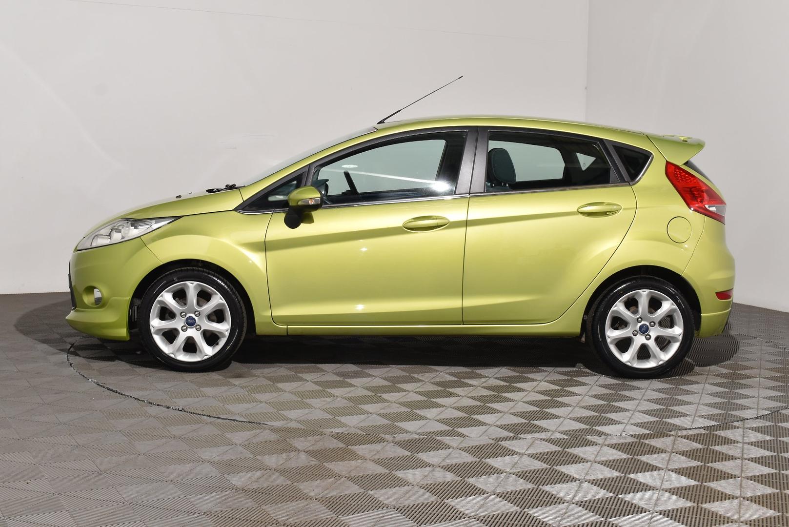 2010 Ford Fiesta Zetec — photo 11