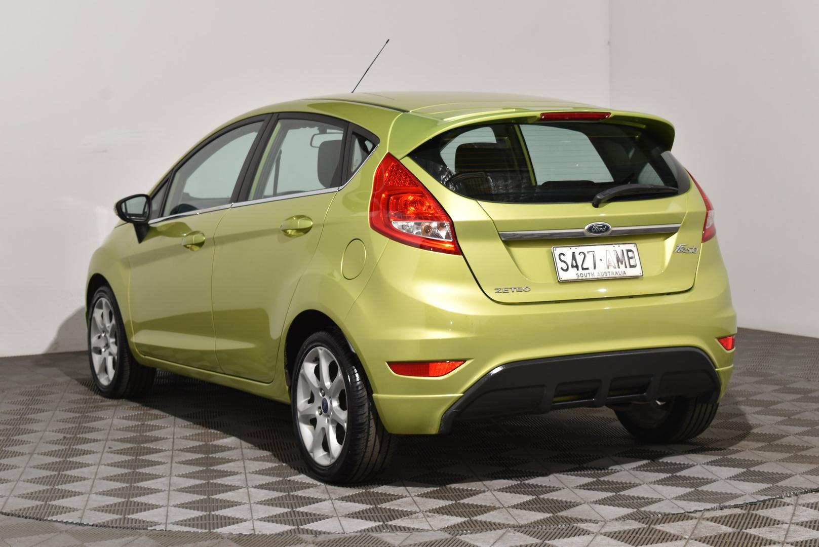 2010 Ford Fiesta Zetec — photo 2