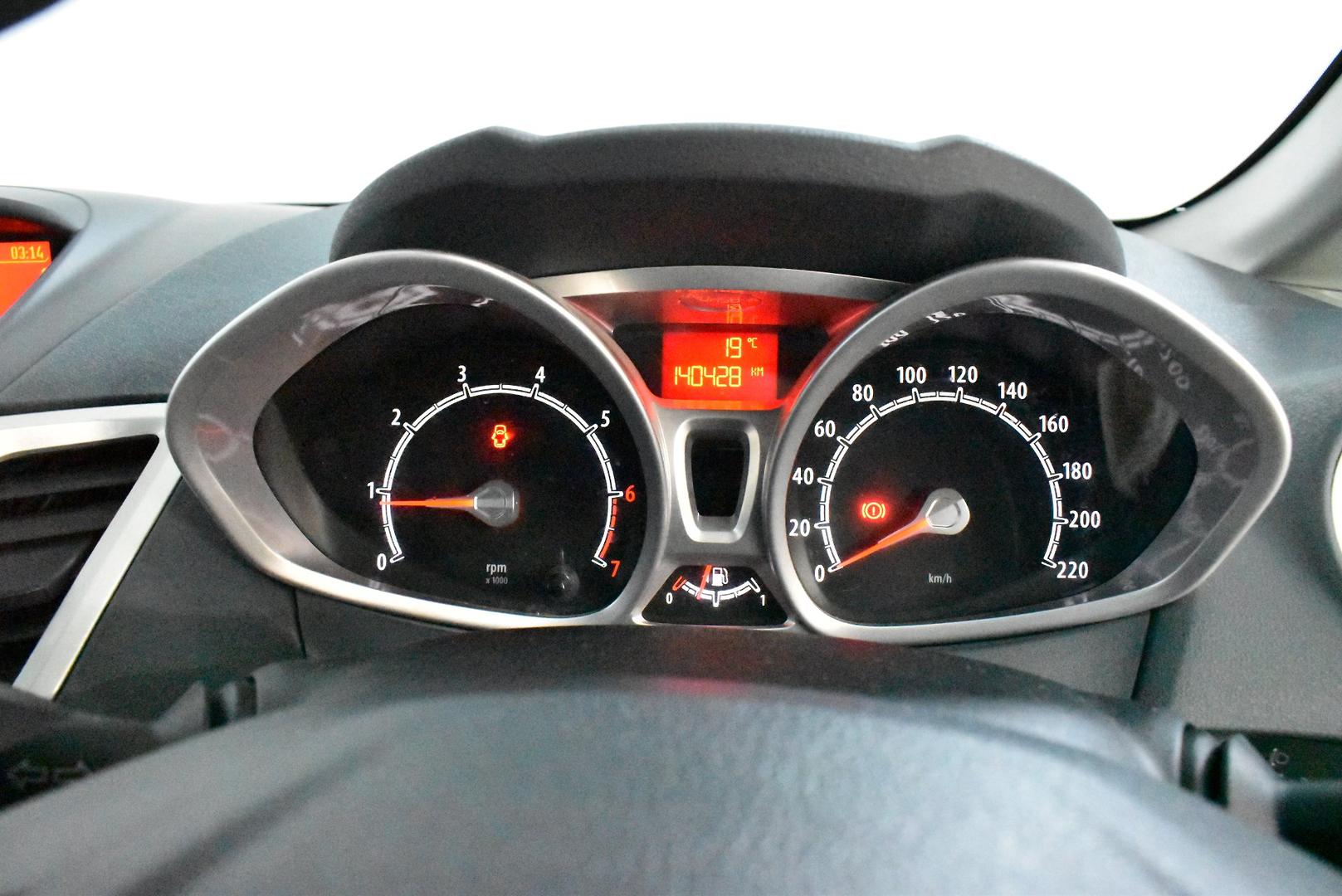 2010 Ford Fiesta Zetec — photo 24