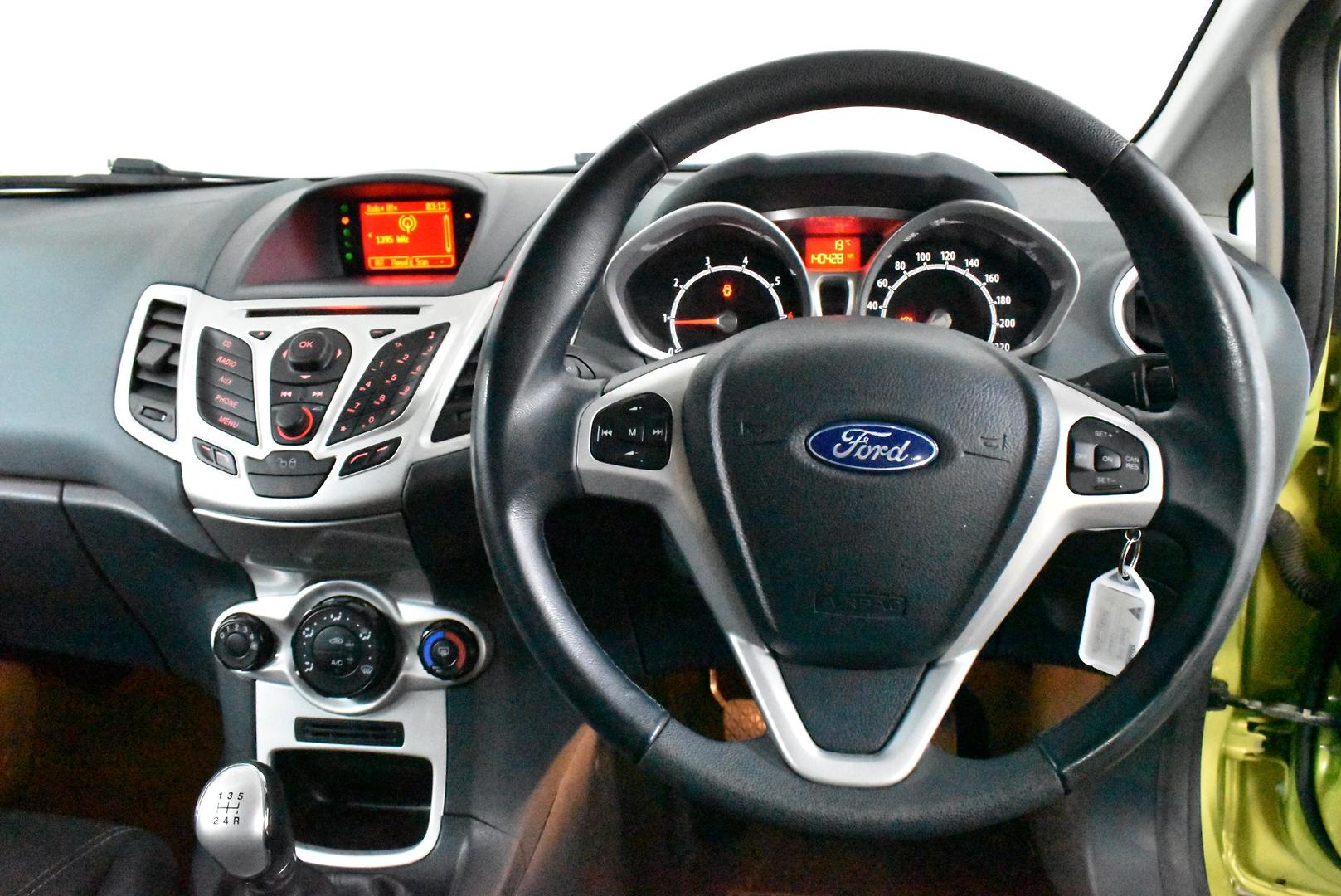 2010 Ford Fiesta Zetec — photo 5