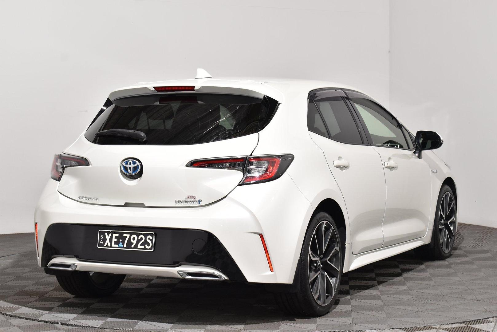 2019 Toyota Corolla ZR Hybrid — photo 14 of 27