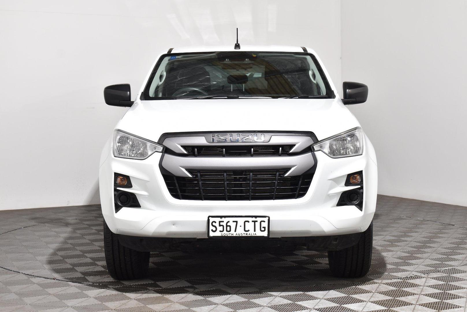 2022 Isuzu D-MAX SX — photo 3