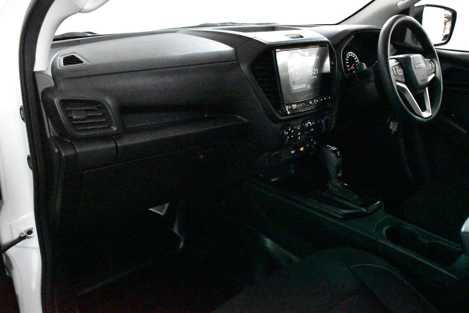 2022 Isuzu D-MAX SX — photo 6