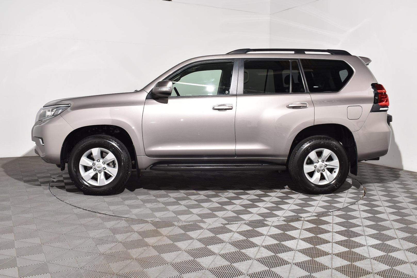 2019 Toyota Landcruiser Prado GXL — photo 10