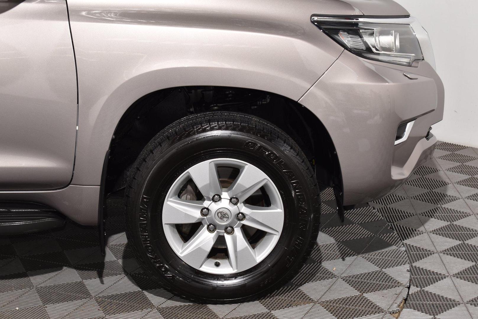 2019 Toyota Landcruiser Prado GXL — photo 17