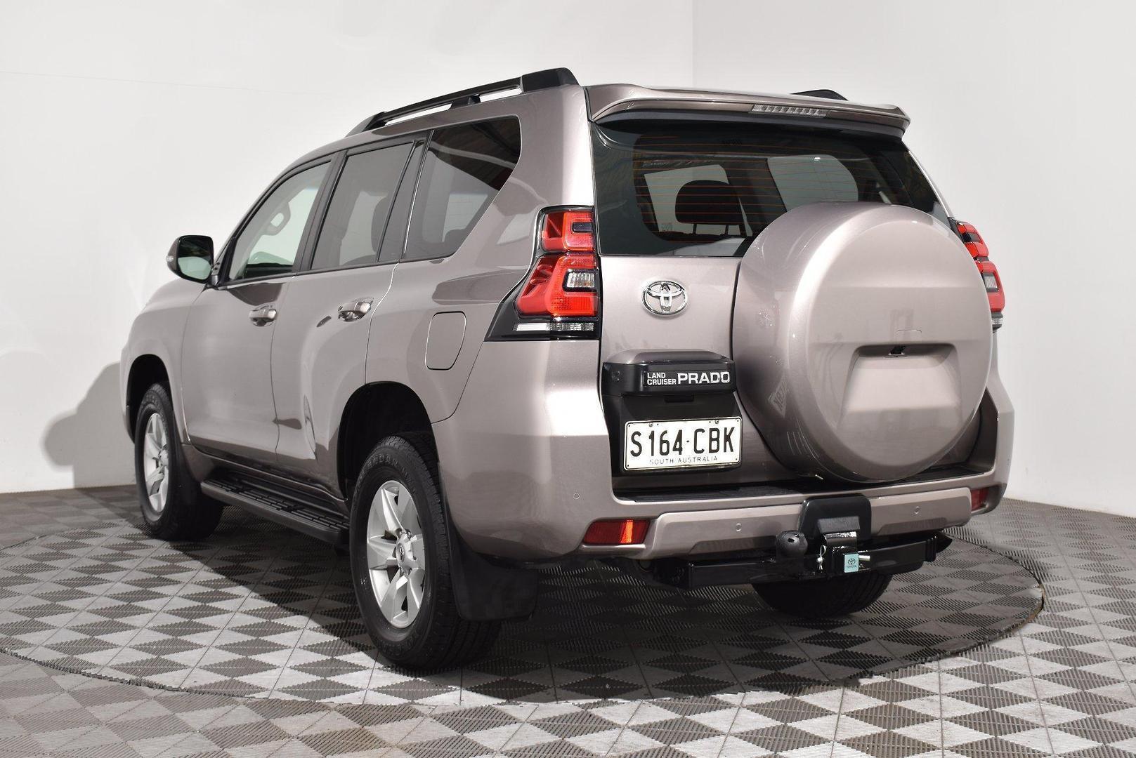2019 Toyota Landcruiser Prado GXL — photo 2