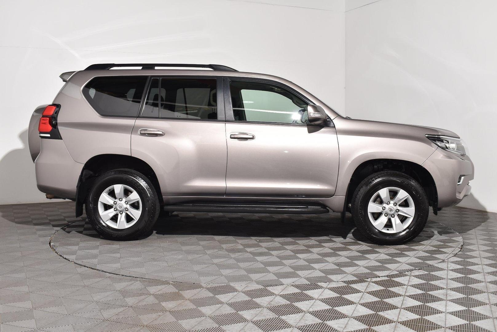 2019 Toyota Landcruiser Prado GXL — photo 9
