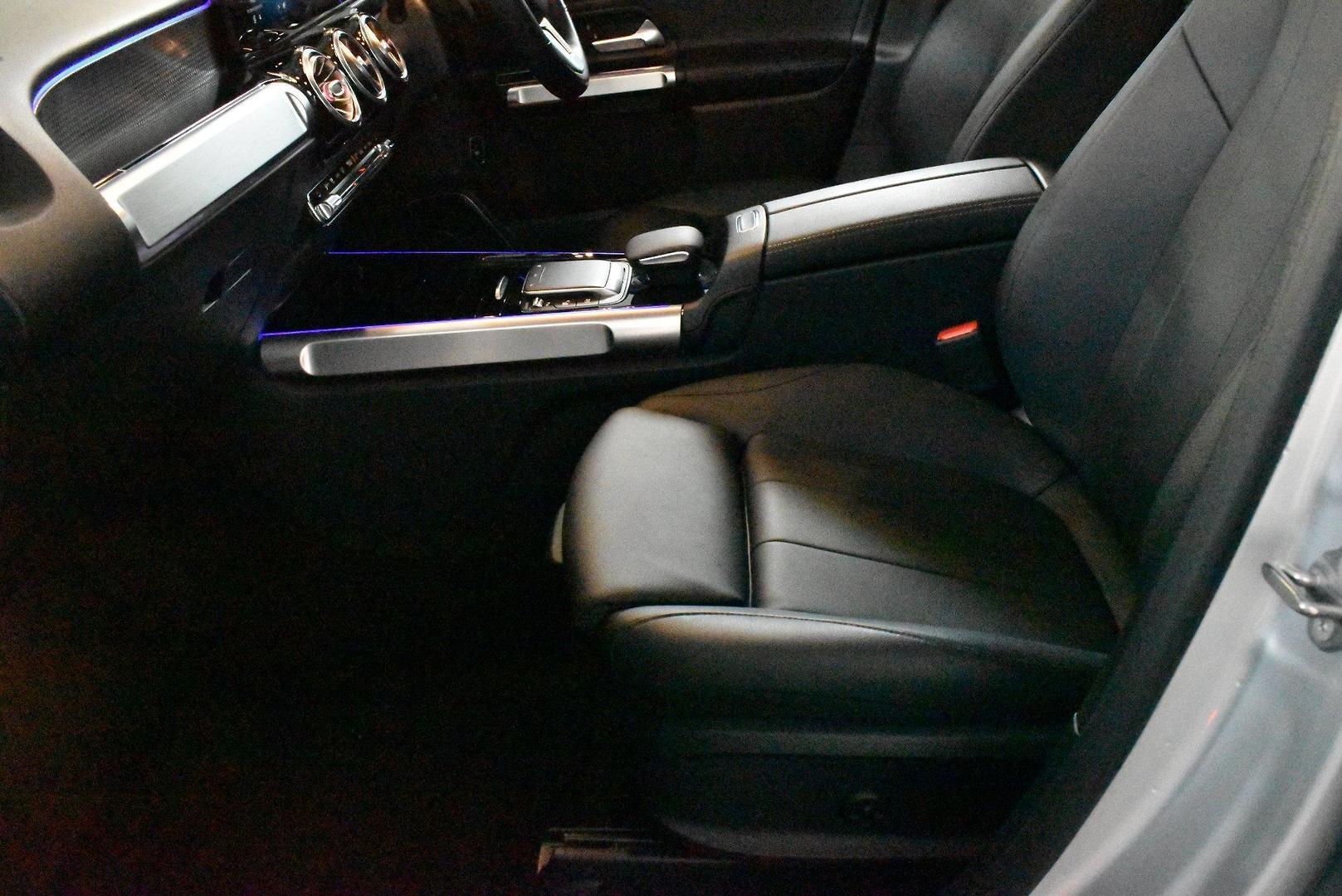 2021 Mercedes-Benz GLB-Class GLB250 — photo 7