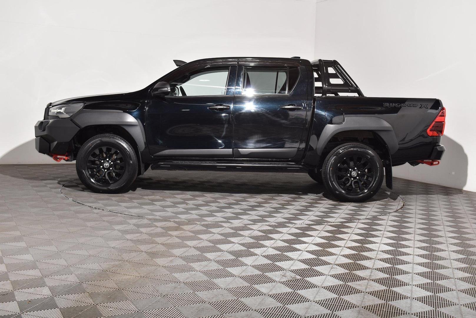 2022 Toyota Hilux Rugged X — photo 11