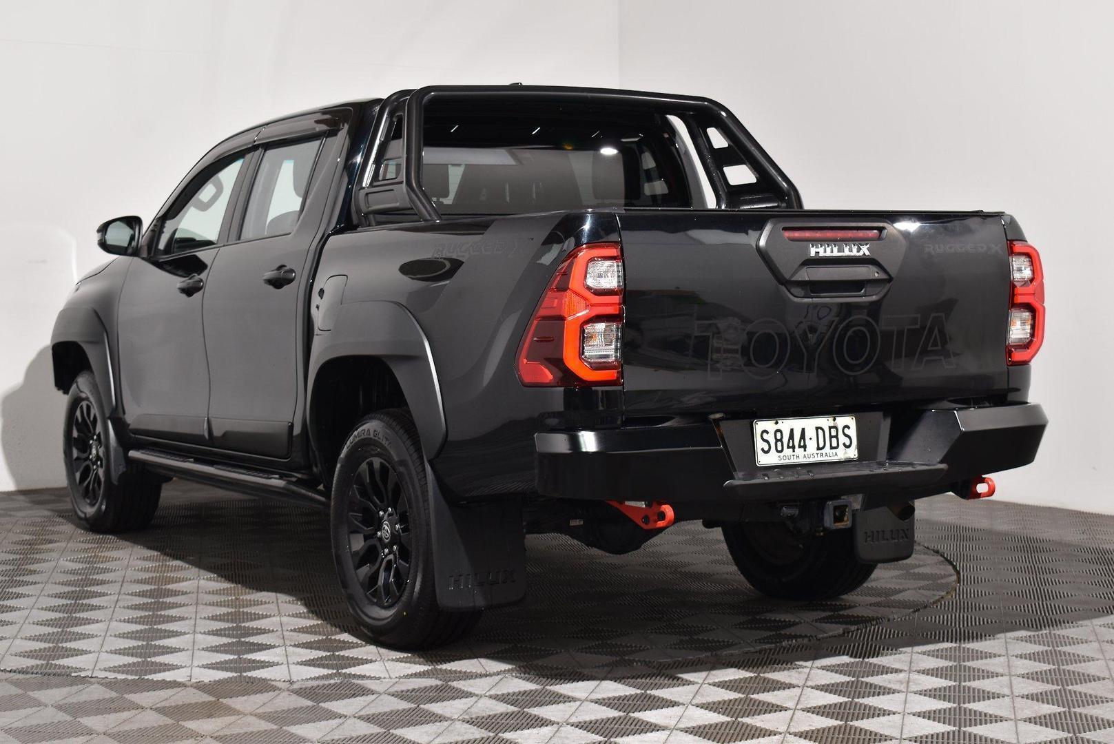 2022 Toyota Hilux Rugged X — photo 2