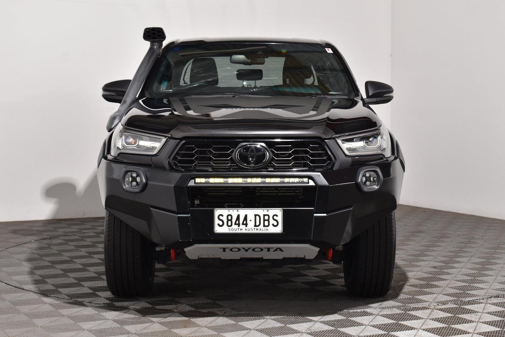2022 Toyota Hilux Rugged X — photo 3