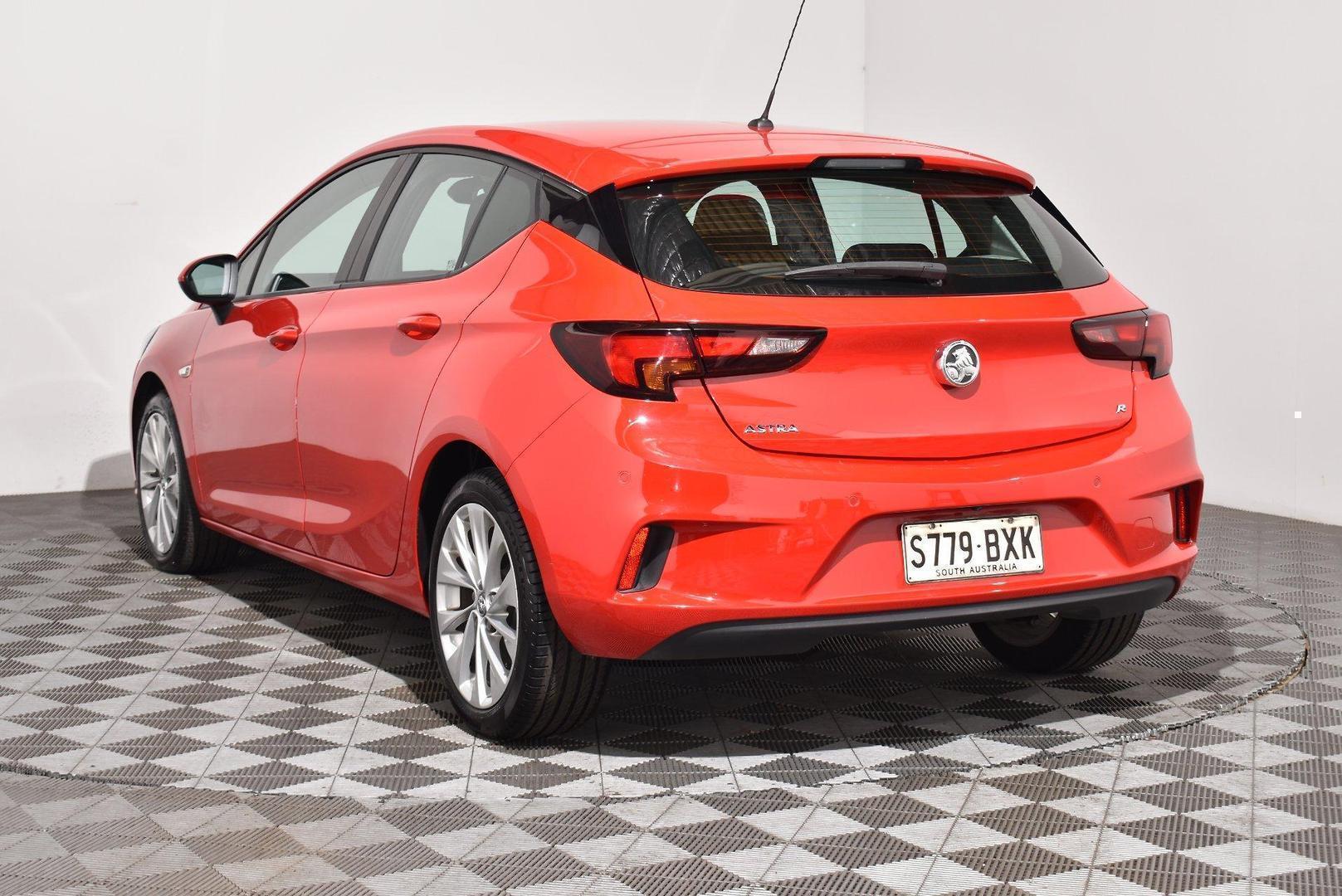 2018 Holden Astra R — photo 2