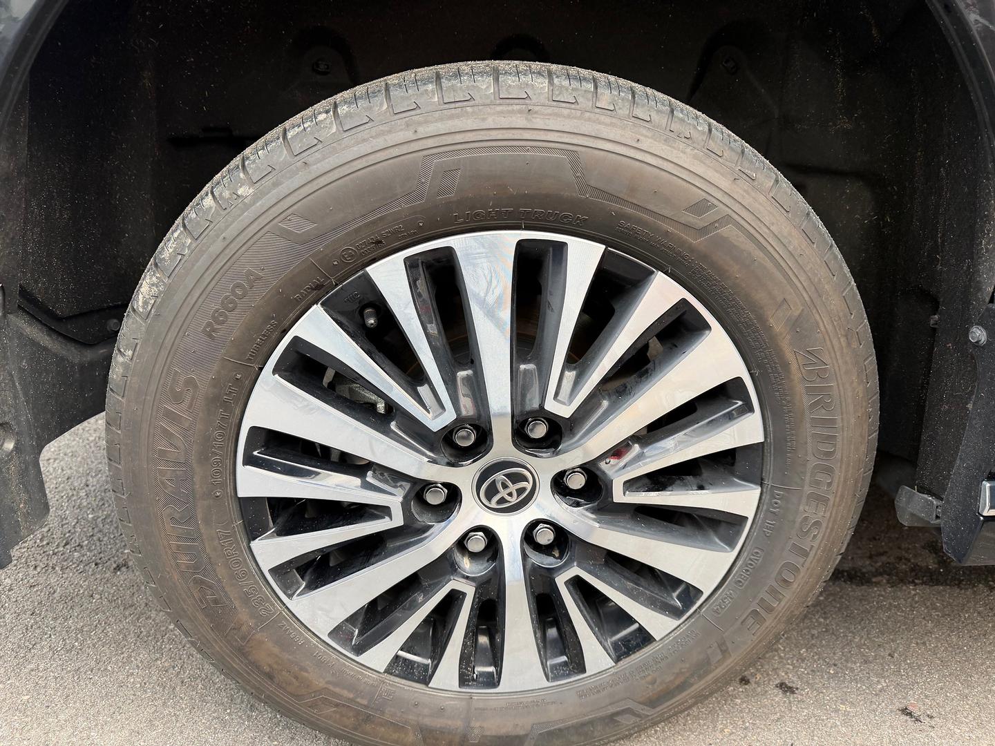 2024 Toyota Granvia VX — photo 10