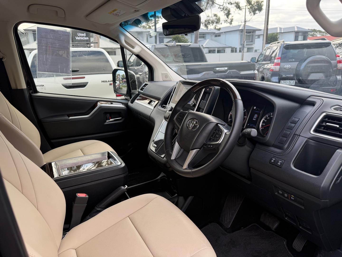 2024 Toyota Granvia VX — photo 11