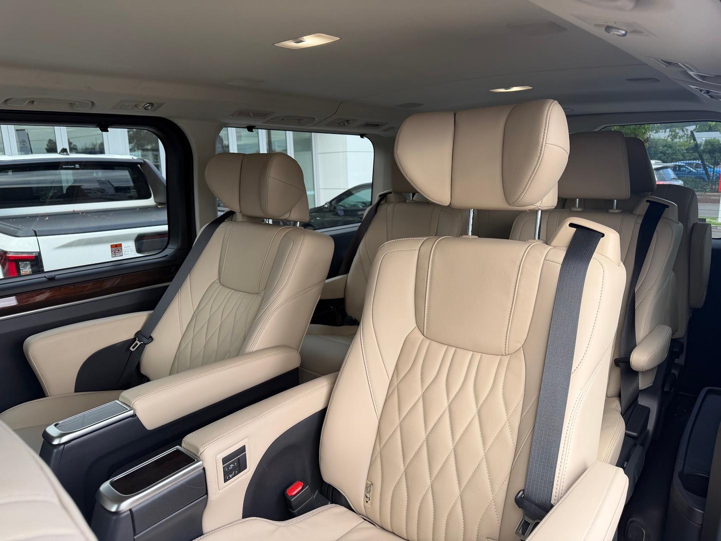 2024 Toyota Granvia VX — photo 4