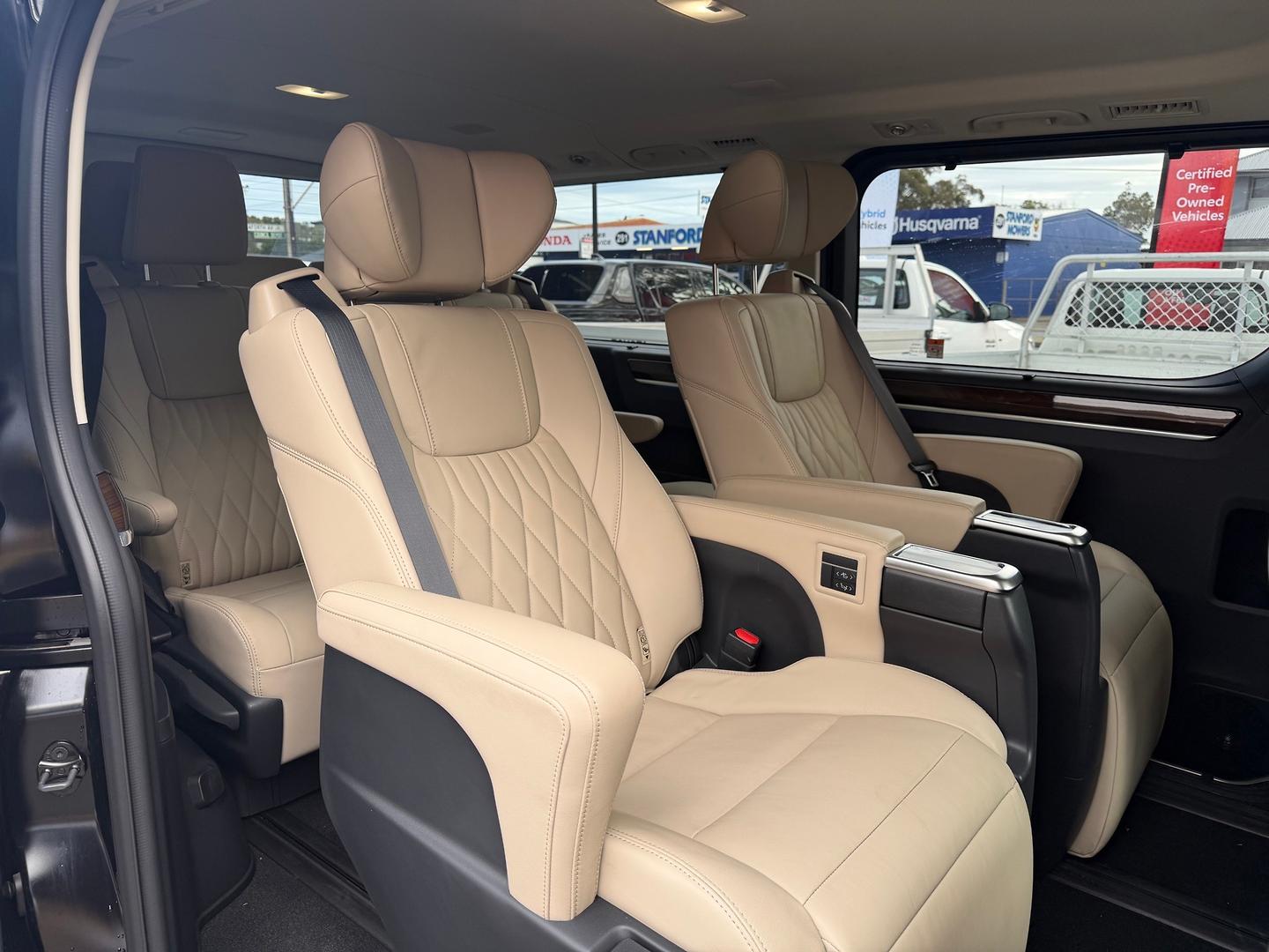 2024 Toyota Granvia VX — photo 9