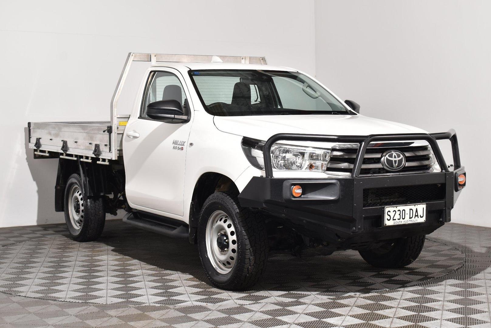 2023 Toyota Hilux SR — photo 1