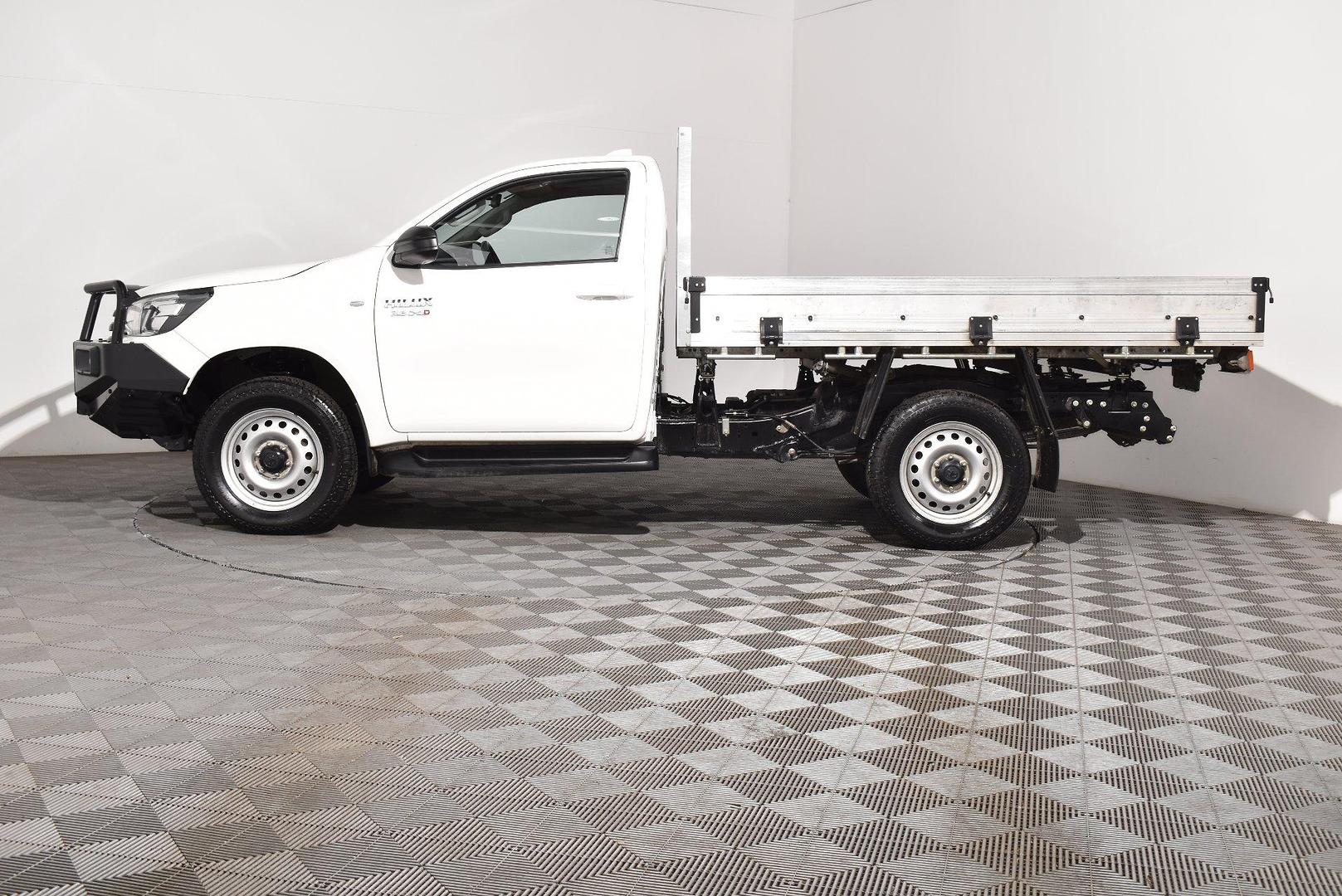 2023 Toyota Hilux SR — photo 10