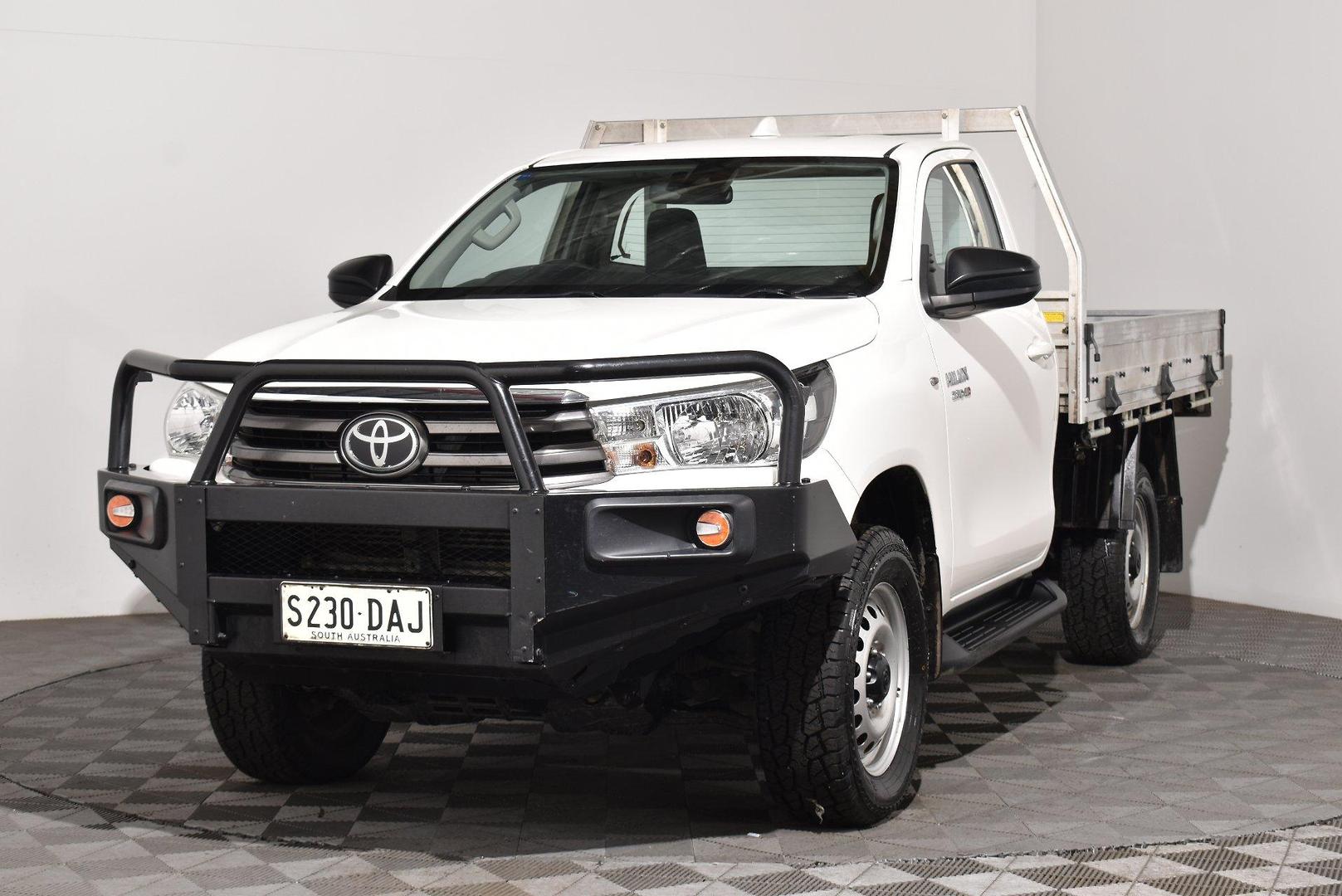 2023 Toyota Hilux SR — photo 12
